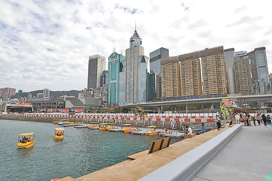 ●維港海濱全新主題區「海岸堤階」平安夜正式開放。香港文匯報記者  攝