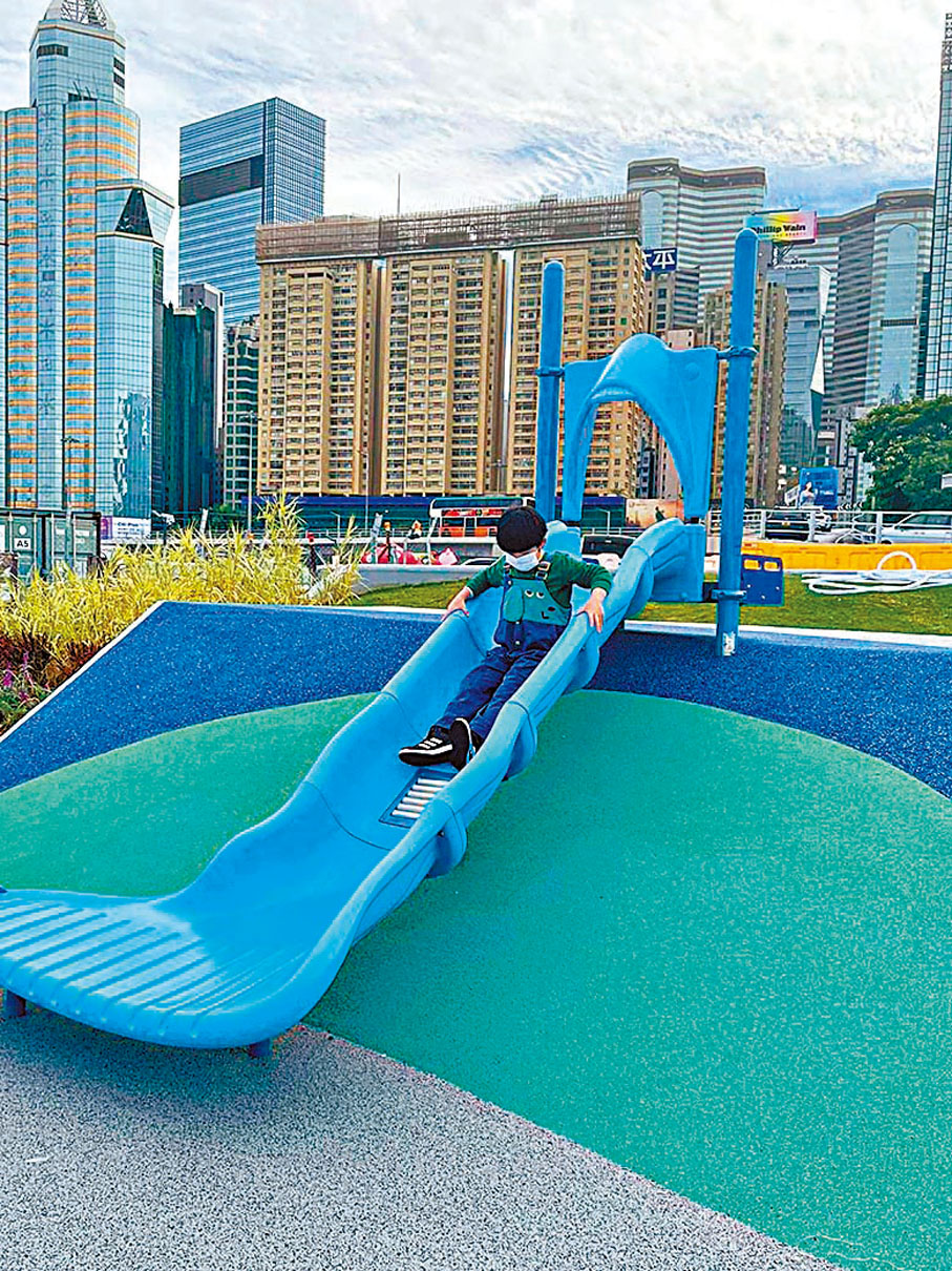 ●Jan試玩主題區「瀡滑梯」，表示非常鍾意。香港文匯報記者  攝