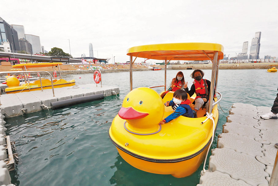 ●「海岸堤階」設維港首個「踩艇仔」水上運動。香港文匯報記者  攝  