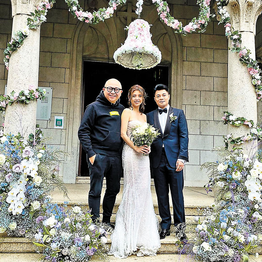 ● Bob(左)向張秀文這對新人送上祝福。