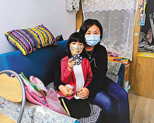 ●南昌220」過渡屋住戶徐女士及6歲半女兒。香港文匯報記者  攝