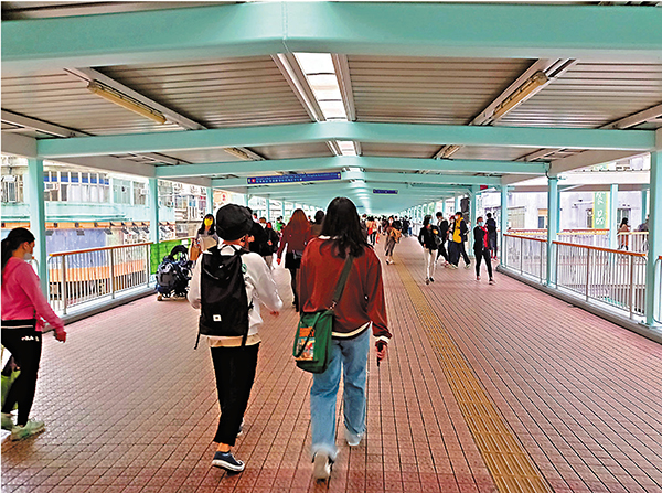 ●香港文匯報記者到旺角行人天橋查察，未見有人在橋上野餐，阻塞行人通道。 香港文匯報記者 攝