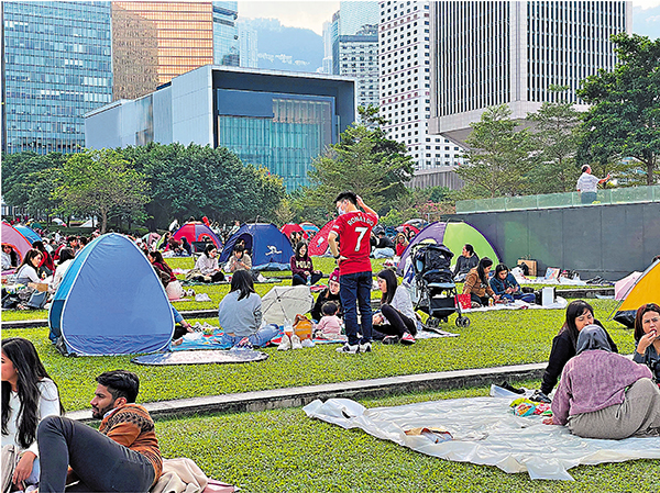 ●不少市民前往金鐘添馬公園野餐，餐廳多人外賣有優惠是主要原因。 香港文匯報記者 攝