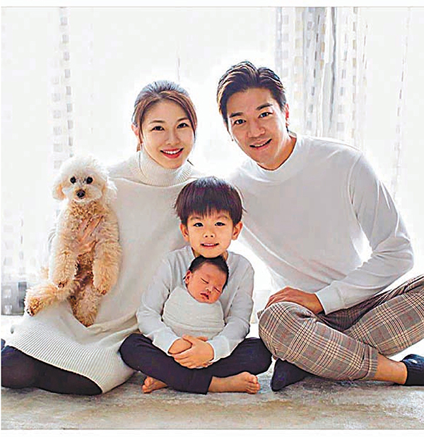 ● 黎諾懿全家福中還有毛孩出鏡。