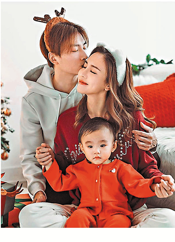 ● 羅力威一家歡度聖誕。