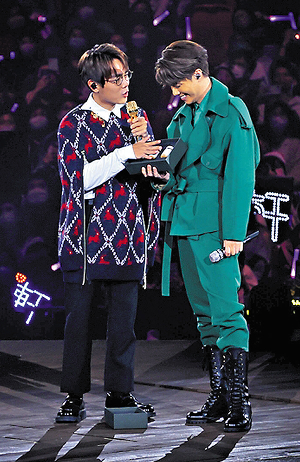 ●林家謙（左）特別送贈果醬給張敬軒做早餐。