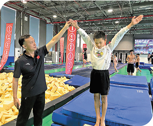 ●何威儀（左）繼續以普通教練員的身份選材育才。 香港文匯報記者敖敏輝  攝