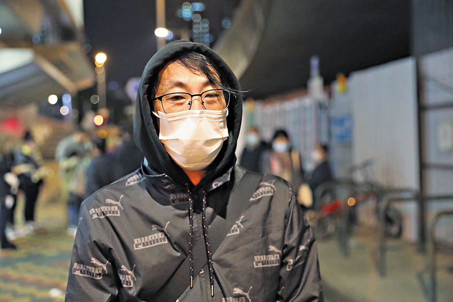 ●曾經的無家者Tommy昨日當上送暖義工。香港文匯報記者 攝