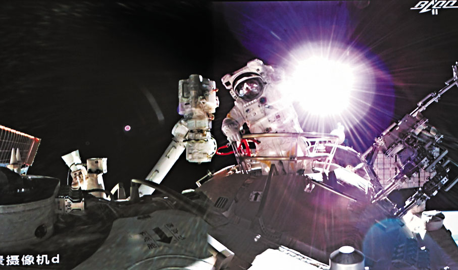 ● 葉光富出艙畫面。  新華社
