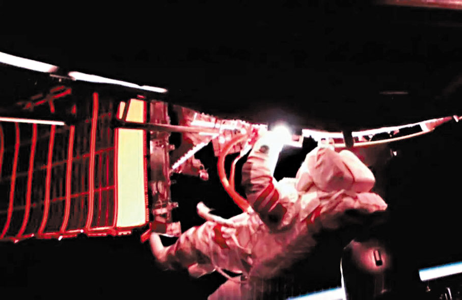 ● 翟志剛在艙外作業的畫面。   網上圖片