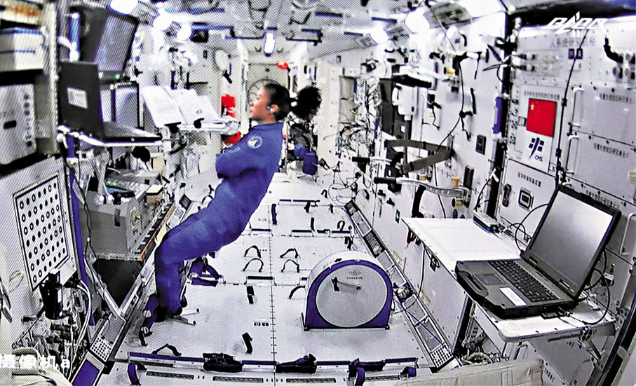 ● 駐守艙內的王亞平配合地面操控機械臂，支持兩名出艙航天員開展艙外作業。     新華社