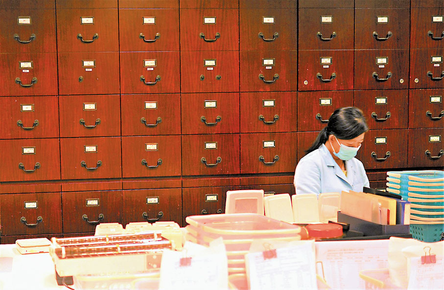 ●當選議員建議政府應及早將中醫服務逐步全面納入公營醫療系統。圖為中醫診所人員正在處方配藥。 資料圖片