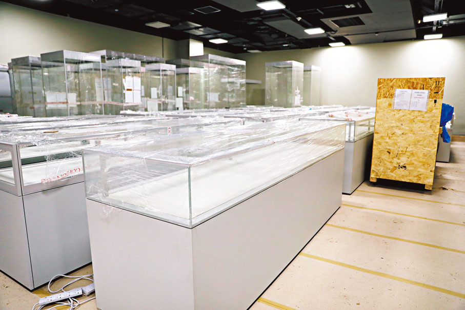 ●從意大利訂造的展櫃已全數運抵並放在倉庫，部分已開箱。香港文匯報記者 攝