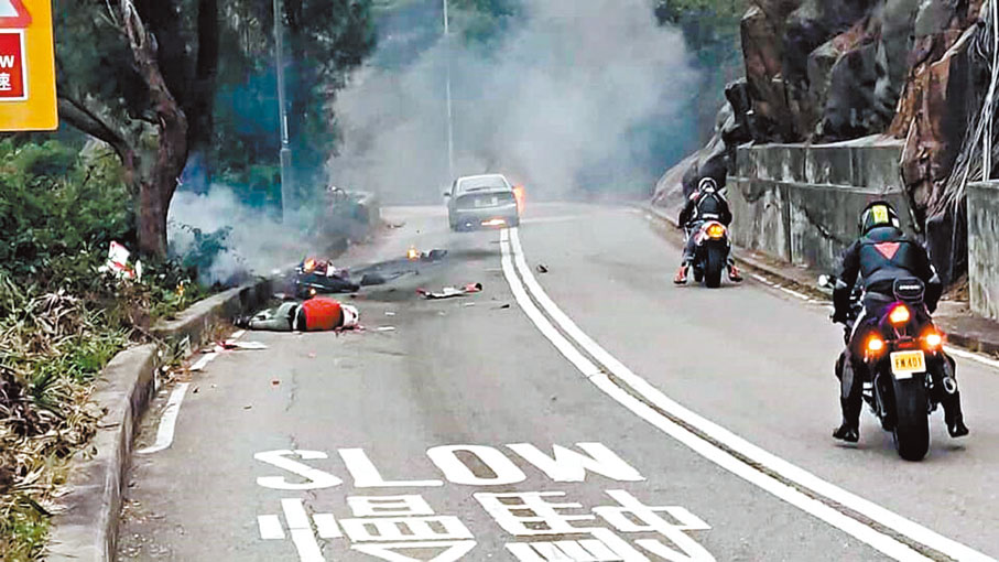 ● 石澳道近鶴咀昨晨發生嚴重車禍,電單車越線與私家車迎頭對撞,兩車起火。