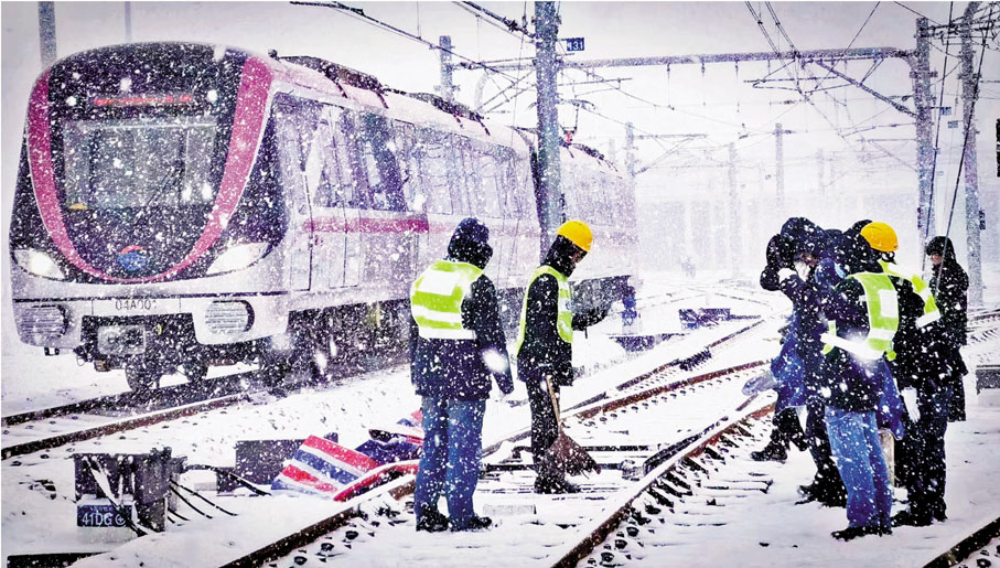 ●湖南長沙鐵道部門正在對軌道進行除冰掃雪，確保鐵路安全暢通。受訪者供圖