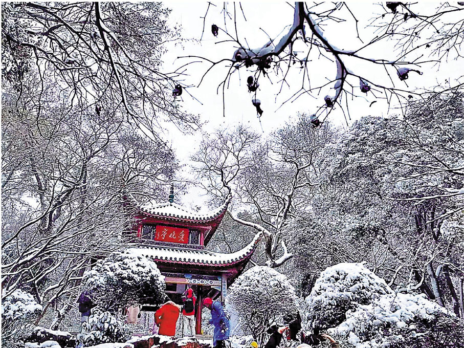 ●大雪將湖南長沙著名景點愛晚亭裝點得紅妝素裹。香港文匯報記者姚進  攝