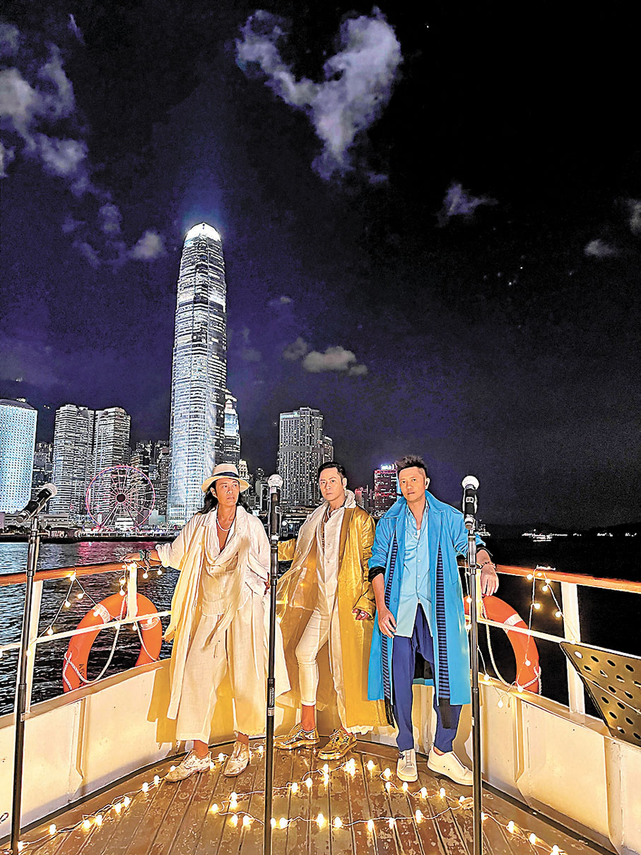 ● 在維港夜色下，草蜢獻唱別具情懷。