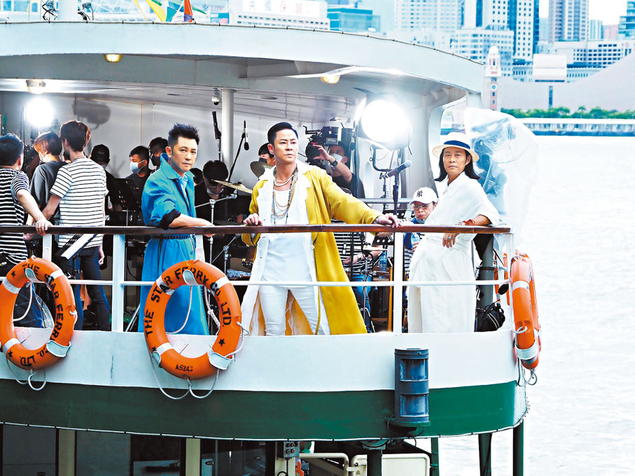 ● 草蜢昨日在渡輪上舉行網上免費音樂會。