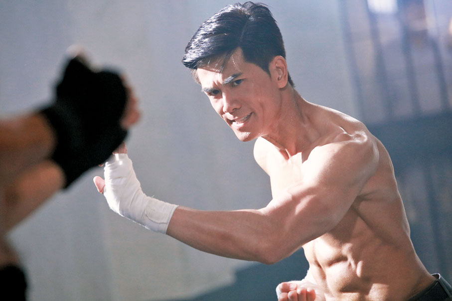 ●伍允龍晒結實腹肌。