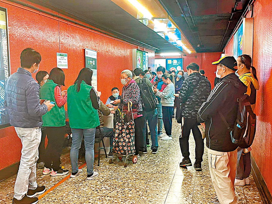 ●北角地鐵站有不少長者在排隊申請港康碼，83歲戴黑黃帽的富先生想盡快返內地探望92歲的姐姐。 香港文匯報記者 攝