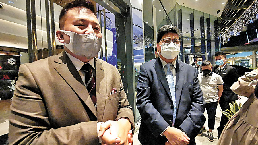 ●昨晚，陳朗昇（左一）面對記者提問關於疑似嫖妓一事，霎時變得口窒窒。      香港文匯報記者 攝