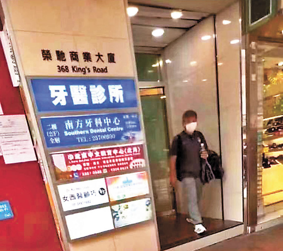 ●陳朗昇「完事」後步出。  網上截圖