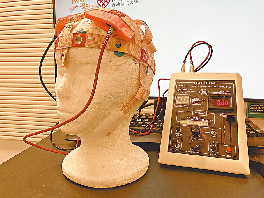 ●治療師只需配備兩塊電極片及儀器，即可為患者進行治療，操作簡單方便。 香港文匯報記者  攝