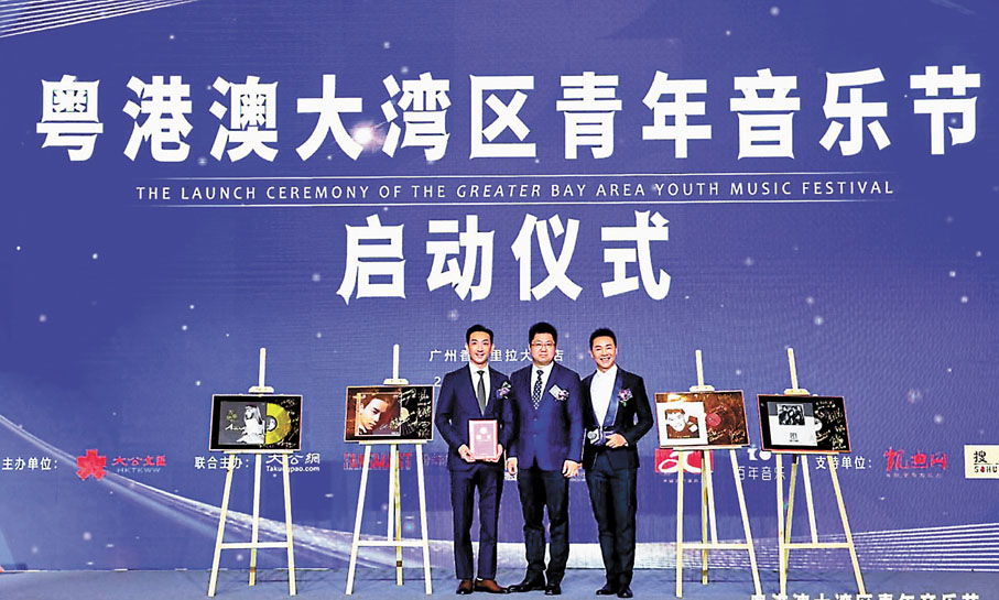 ●李燦森送四張收藏級黑膠唱片給音樂節主辦方。 胡若璋  攝