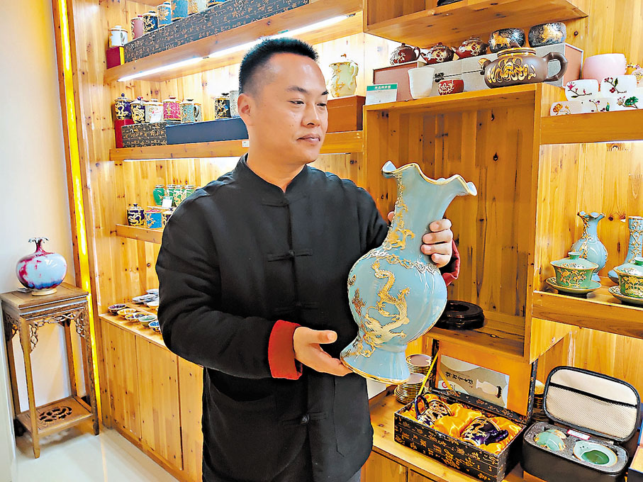 ●李冰展示「金鑲玉」汝瓷精品。