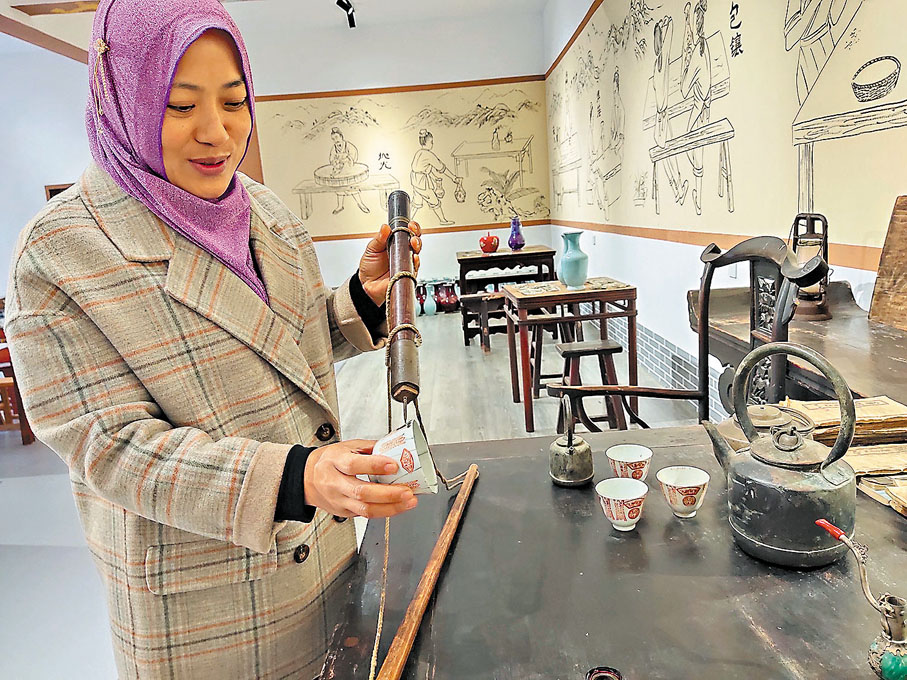 ●郭凱利展示「金鑲玉」作品及工具。