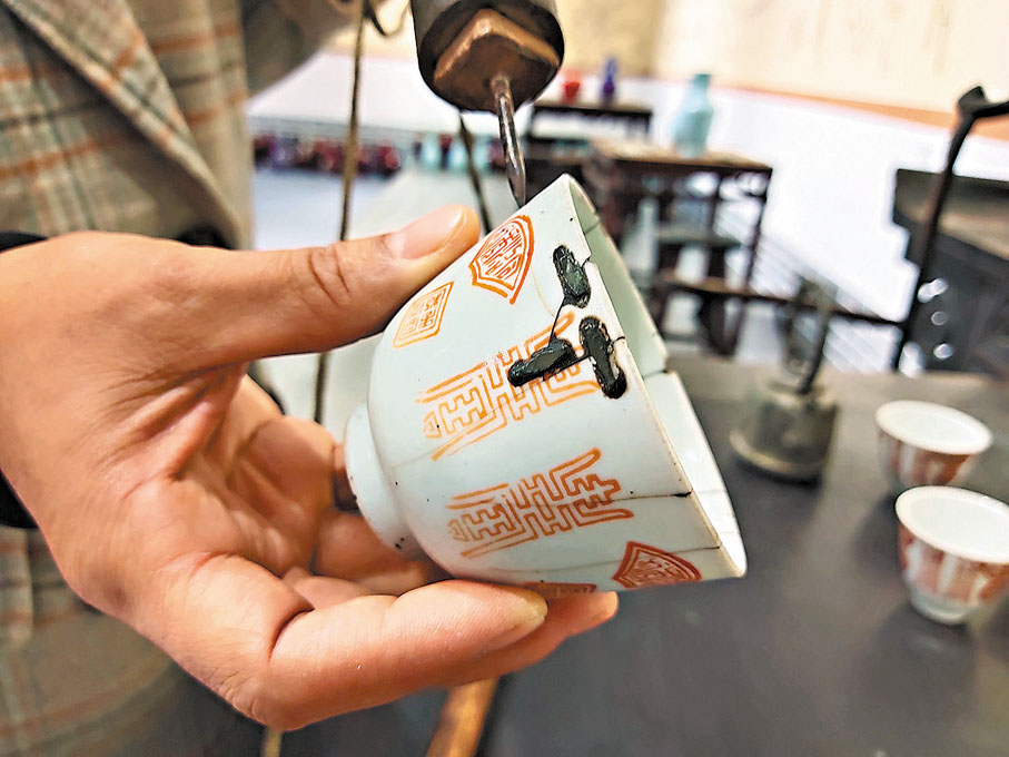 ●用「金鑲玉」技藝修補過的老茶杯。