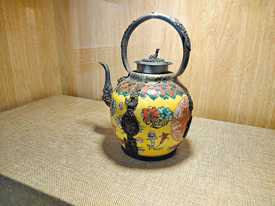 ●清代晚期的「金鑲玉」作品——提梁茶壺。