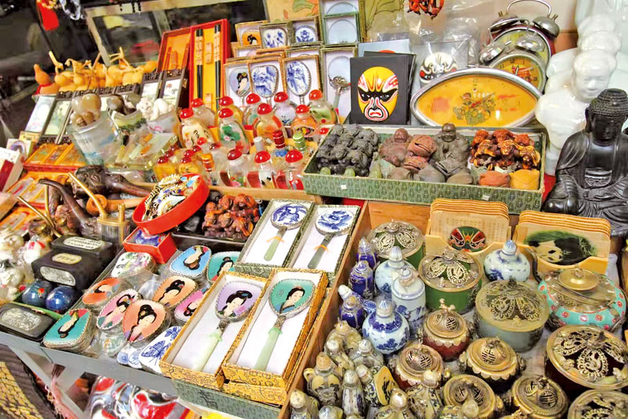 ●摩羅街舖攤上出售旅遊工藝品。