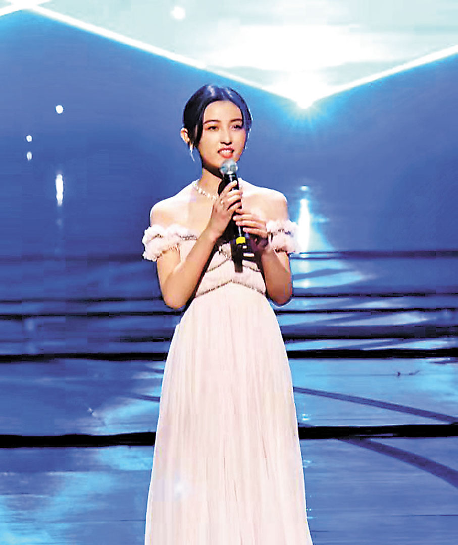 ●張子楓一字肩的粉色長裙，令人驚艷。