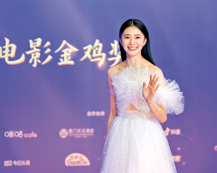 ●劉浩存一襲長裙亮相，貼合廈門的鷺島特色。 蔣煌基  攝