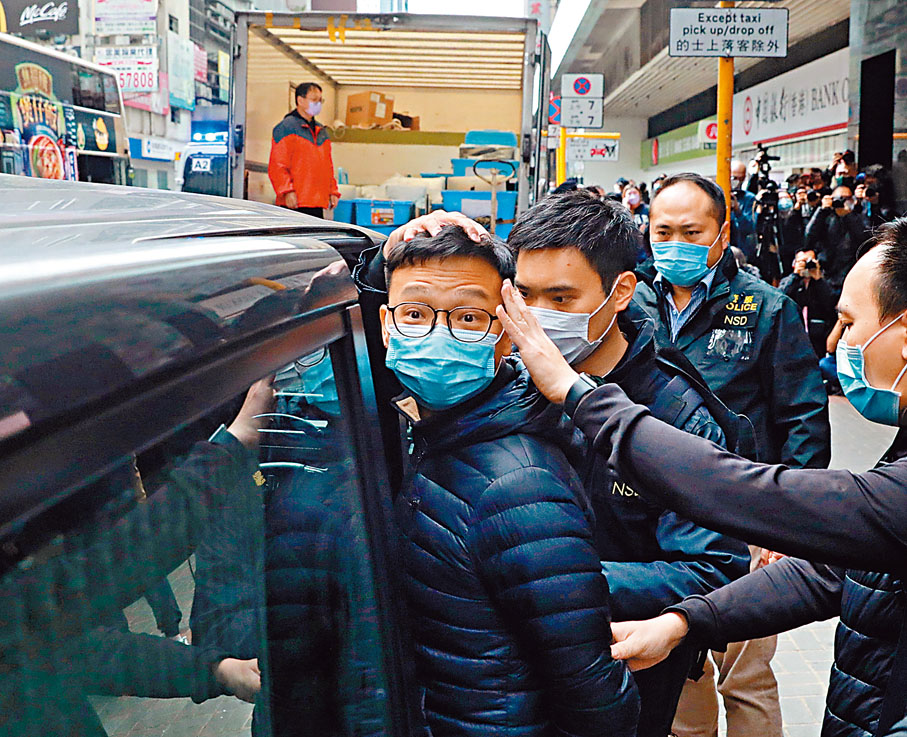 ●《立場新聞》署任總編輯林紹桐昨日中午被警方帶離辦公室。香港文匯報記者 攝