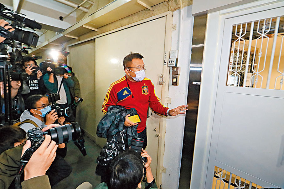 ● 警方搜查並撤離《立場新聞》辦公室後，副採訪主任陳朗昇返回辦公室執拾物品。香港文匯報記者 攝