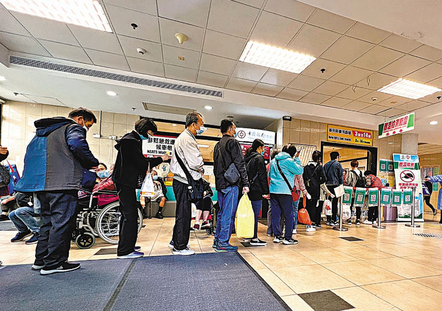 ●由於暫停探病,病人物品僅可由院方職員代送。昨日中午,市民在聯合醫院排隊送物資給住院家人。 香港文匯報記者 攝