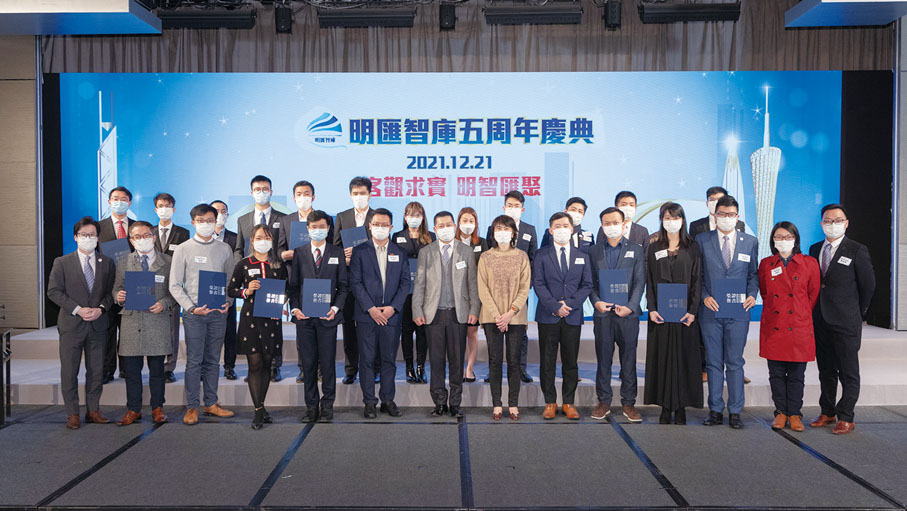 ●政策創新及統籌辦事處總監何珮玲（左八）、勞工及福利局副局長何啟明（左六）、政制及內地事務局副局長胡健民（右六）為明日新星第一期學員頒發證書。