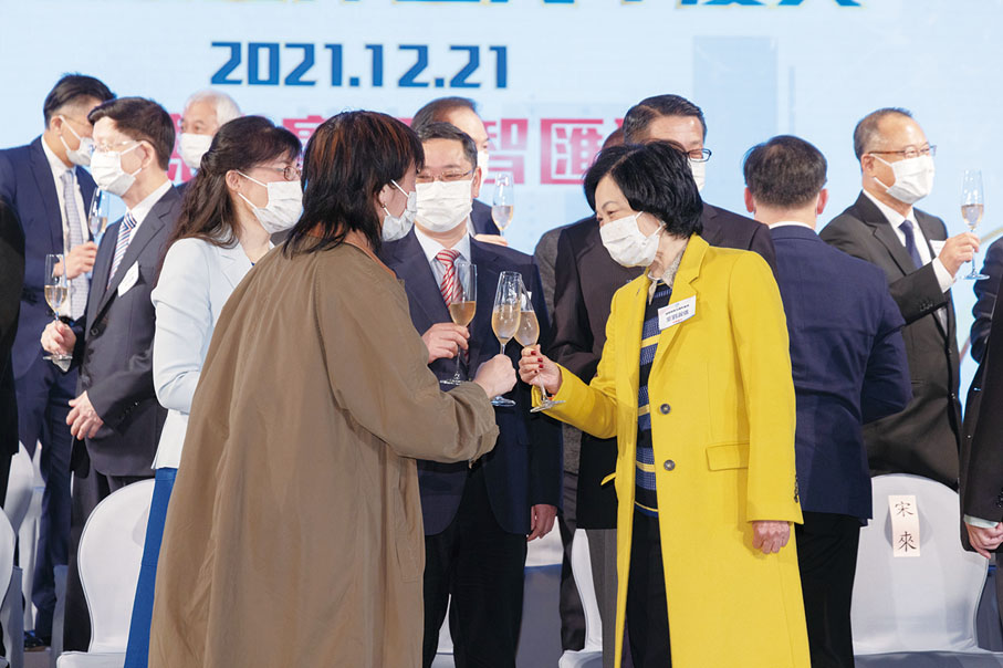 ●主禮嘉賓祝酒共歡。