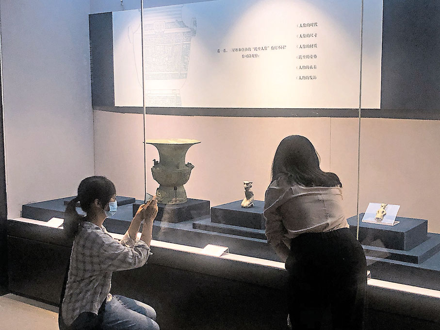 ●觀眾用手機拍下難得一見的國寶文物。  