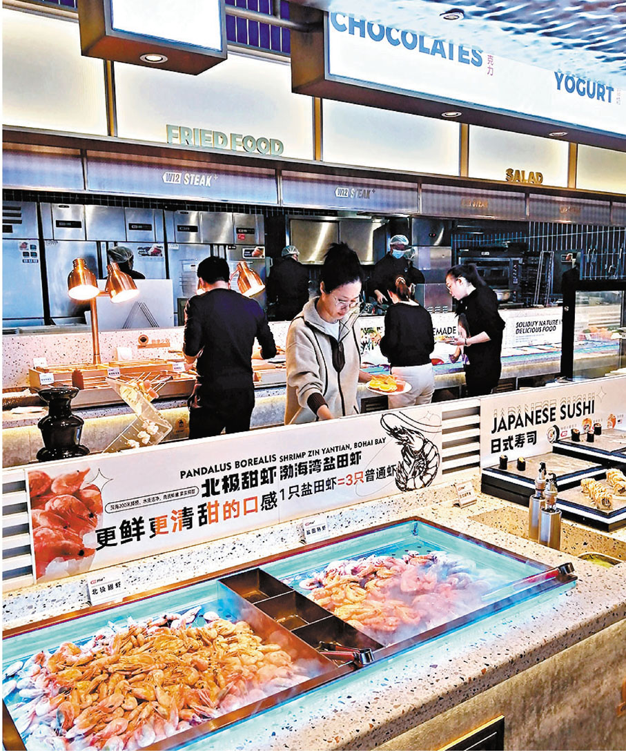 顧客在西十二街牛排自助北京朝陽長楹天街店就餐。受訪者供圖