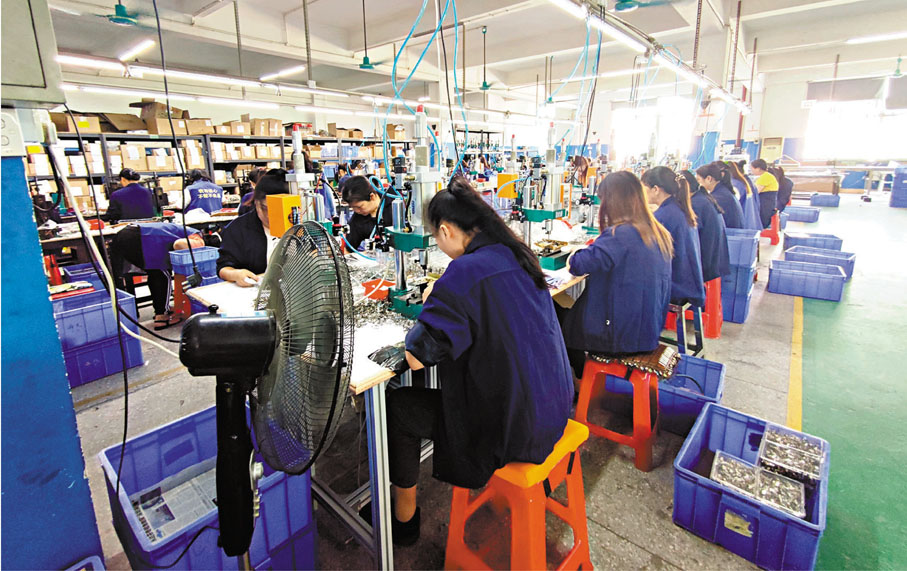 ●中央經濟工作會議強調下年度保障能源供應，港企亦將遠離被限電限產的困擾。圖為珠三角一家港企車間，員工在忙碌生產。資料圖片