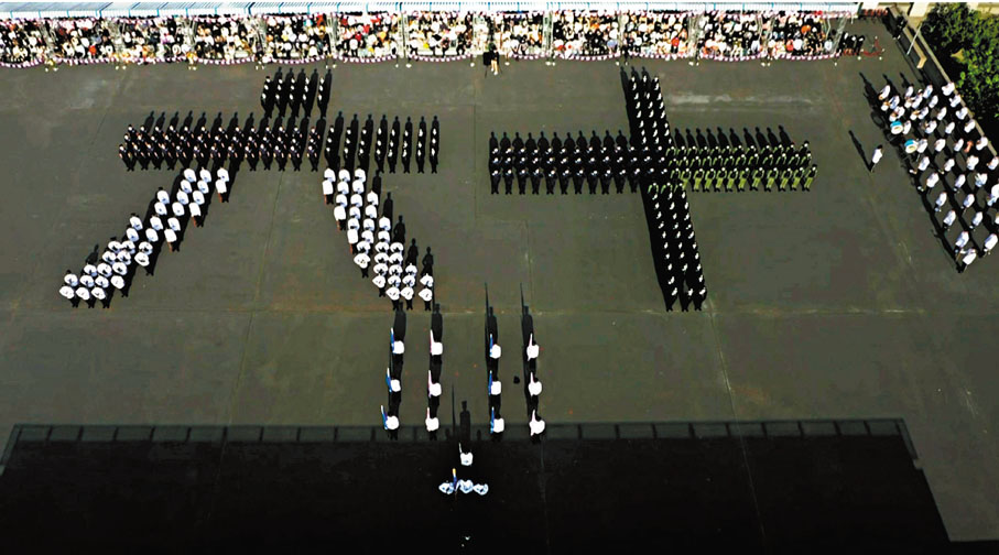 會操隊伍以中式步操排列出中國數字「六十」，寓意入境事務處成立六十周年。