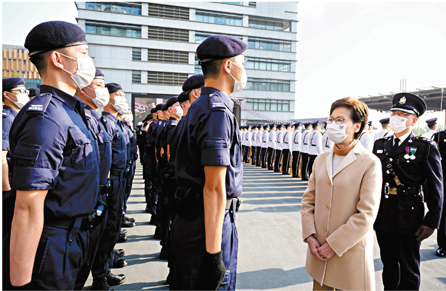 林鄭月娥（右二）檢閱結業學員。
