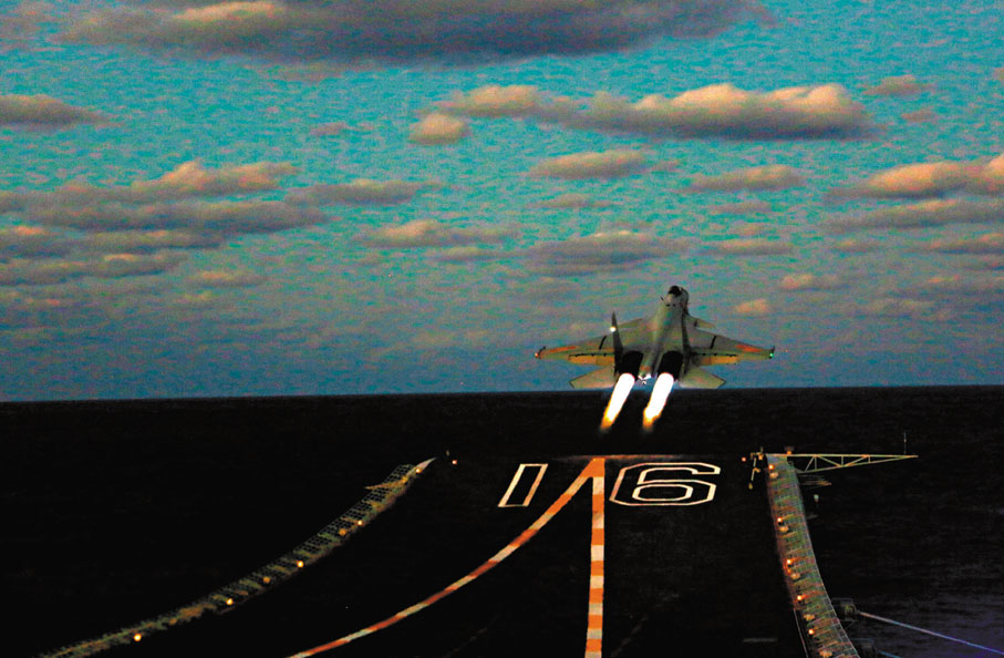 ●海軍遼寧艦航母編隊遠海實戰化訓練期間，殲-15艦載戰鬥機進行起降訓練（資料圖片）。 新華社