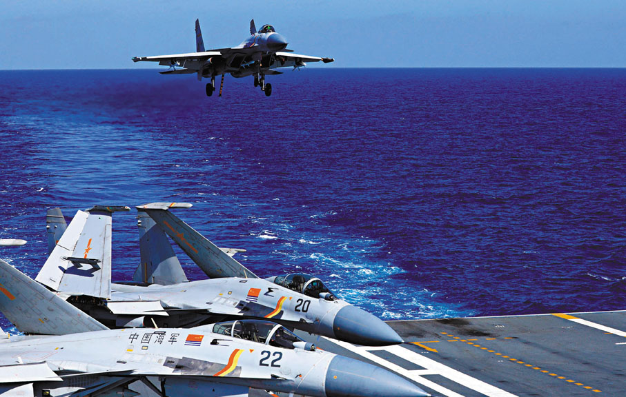 ●海軍遼寧艦航母編隊遠海實戰化訓練期間，殲-15艦載戰鬥機準備着艦（資料圖片）。 新華社