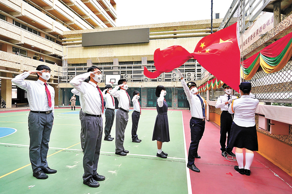 ◆香港培僑中學元旦升國旗儀式。 中新社