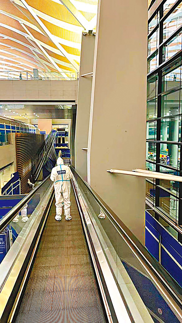 ◆上海所有機場工作人員都身穿全封閉隔離服、佩戴護目鏡等。 香港文匯報記者  攝