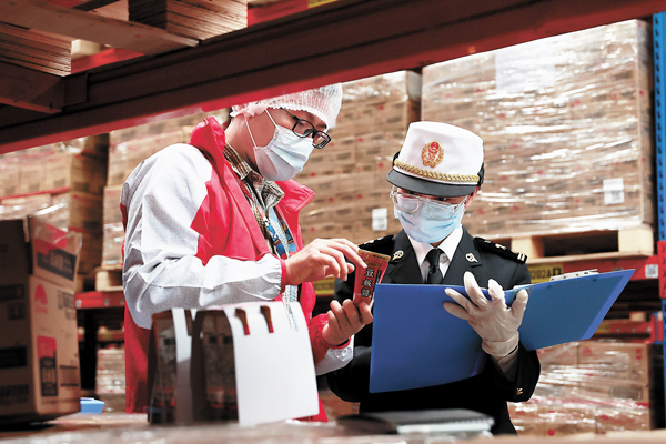 ◆江門海關關員到李錦記（新會）食品有限公司調研調味品出口情況。受訪者供圖